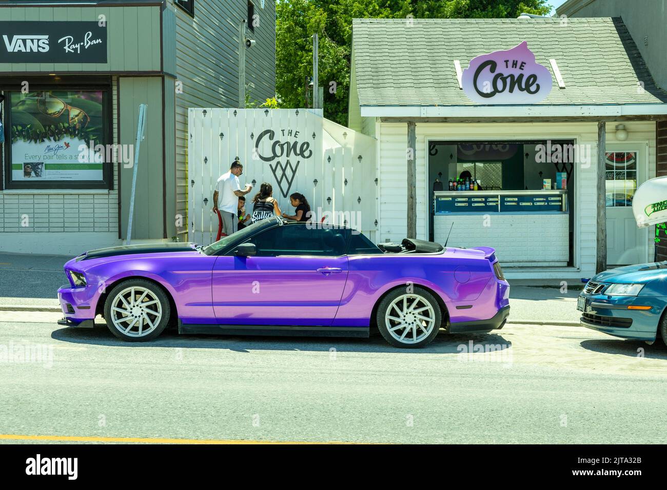 Custom Lila Farbe auf Einem Ford Mustang Cabrio vor dem Cone Ice Cream Shop in Sauble Beach Ontario Canada Custom Car Automobile Stockfoto