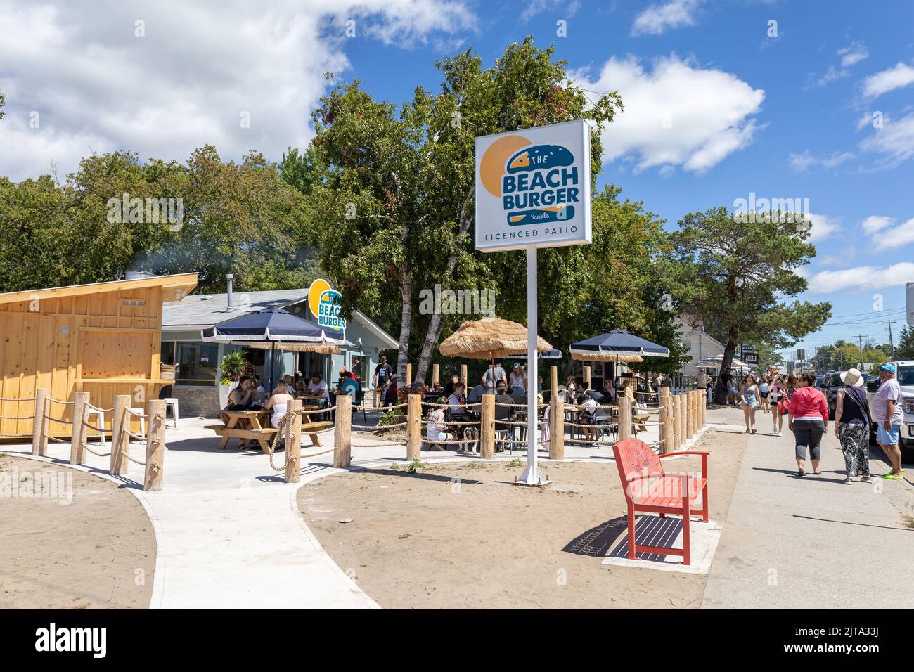 The Beach Burger Restaurant In Sauble Beach, Ontario, Kanada, Burger Restaurant Fast Food Sign Außenterrasse Im Sommer Stockfoto