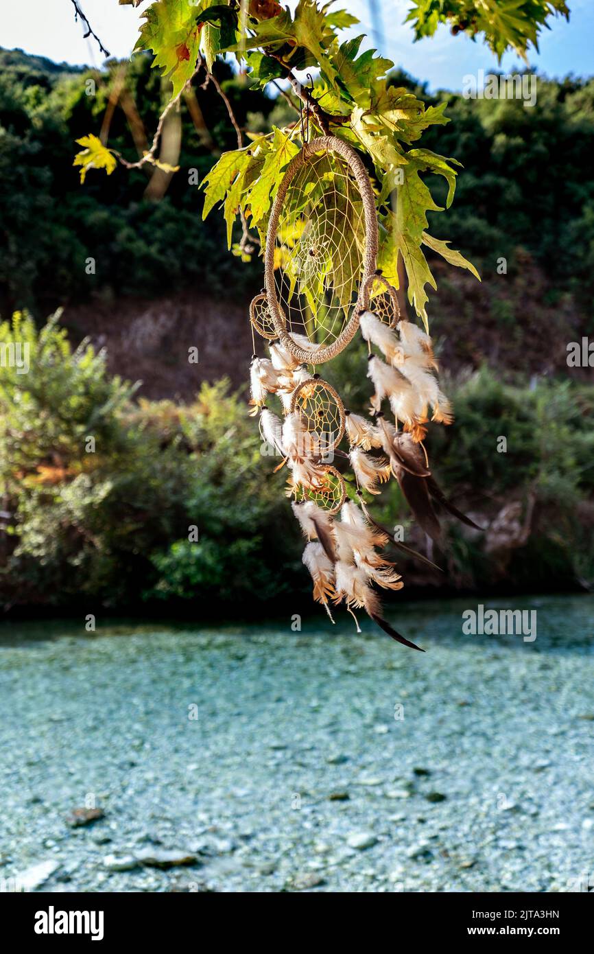 Traumfänger, der an einem Baum neben dem Fluss Acheron hängt Stockfoto