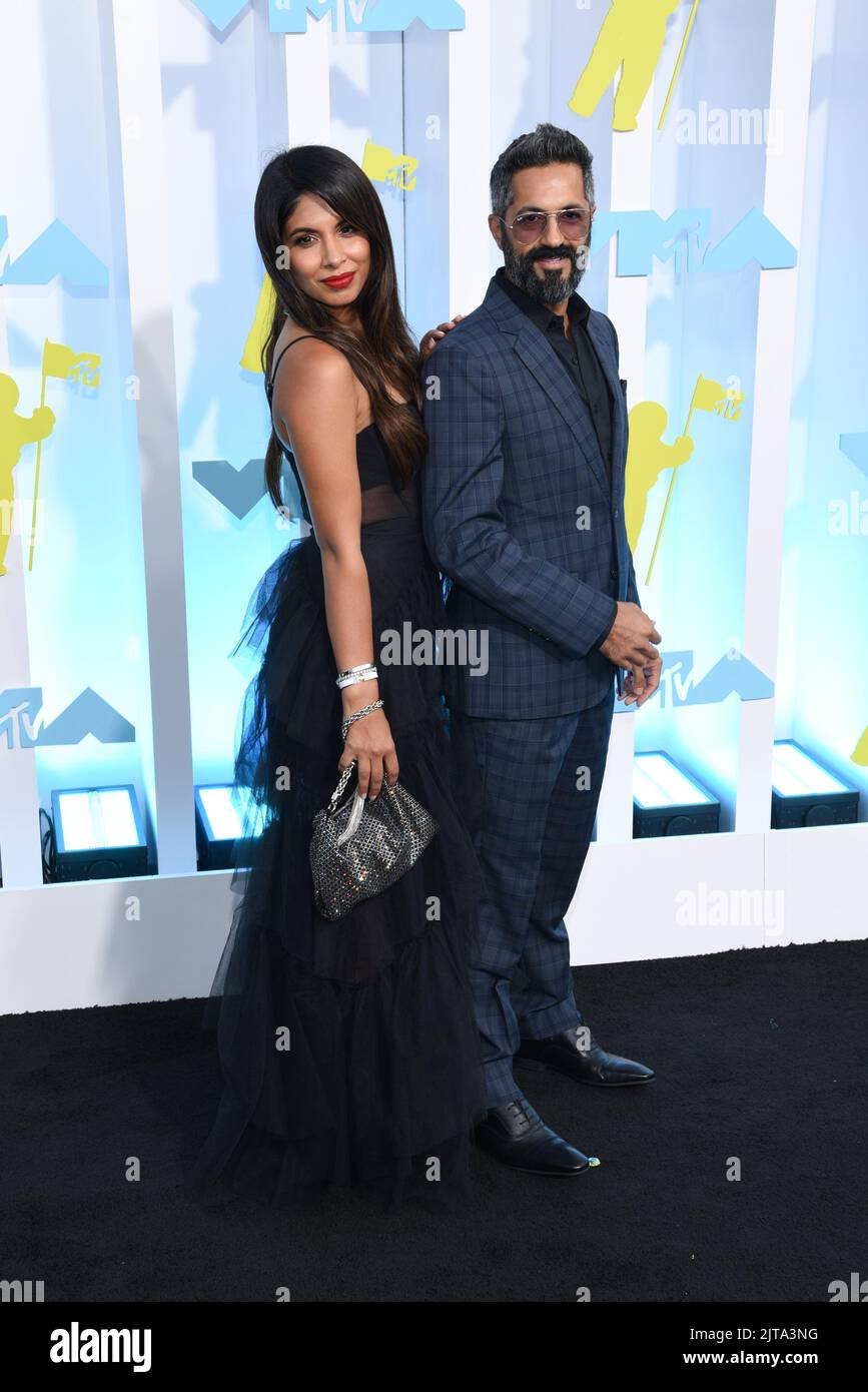 Sheena Melwani und Dinesh Melwani gehen auf dem schwarzen Teppich bei