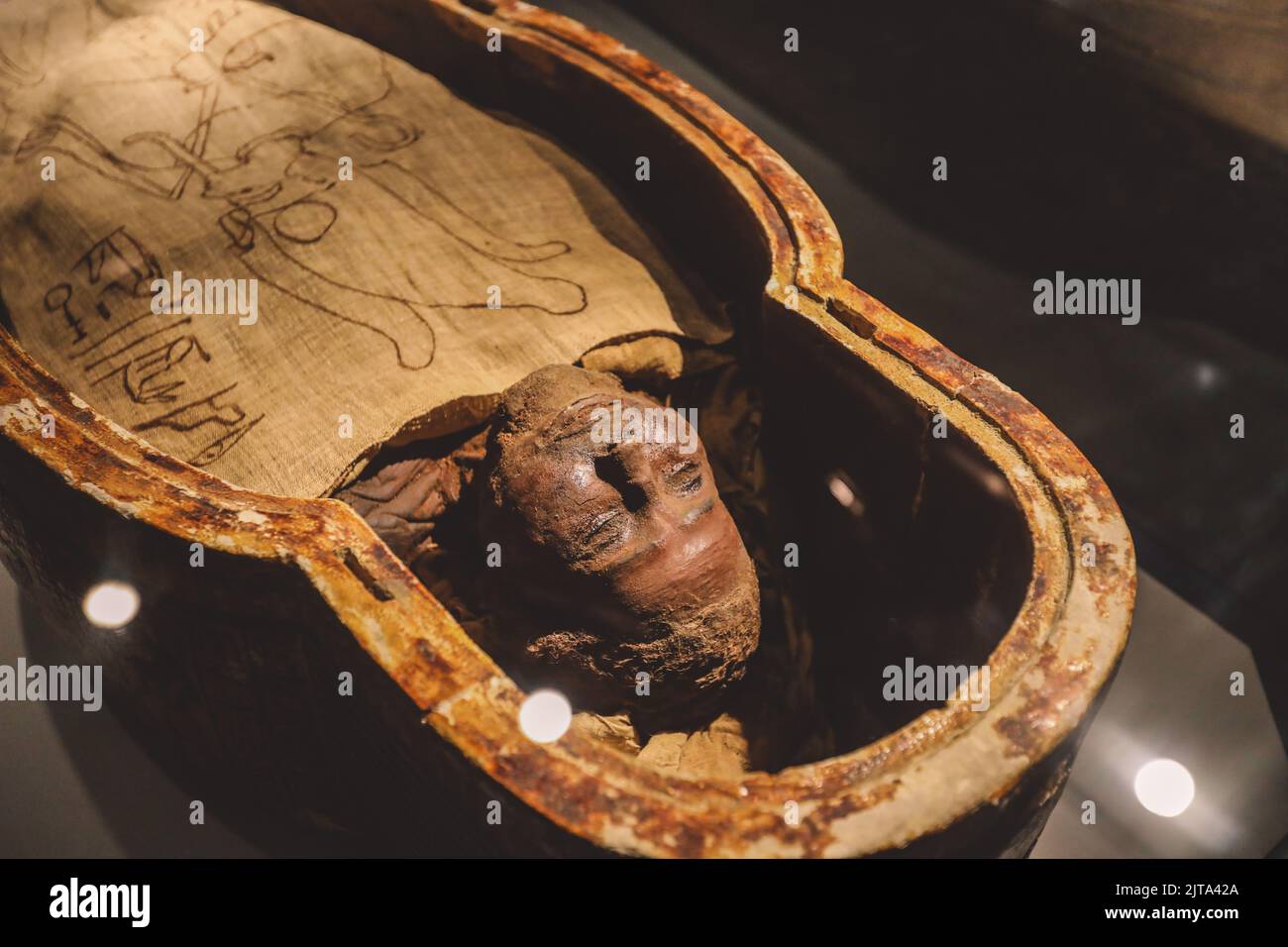 Luxor, Ägypten - 13. November 2020: Alte ägyptische Exponate des archäologischen Mumification Museums in Oberägypten Stockfoto
