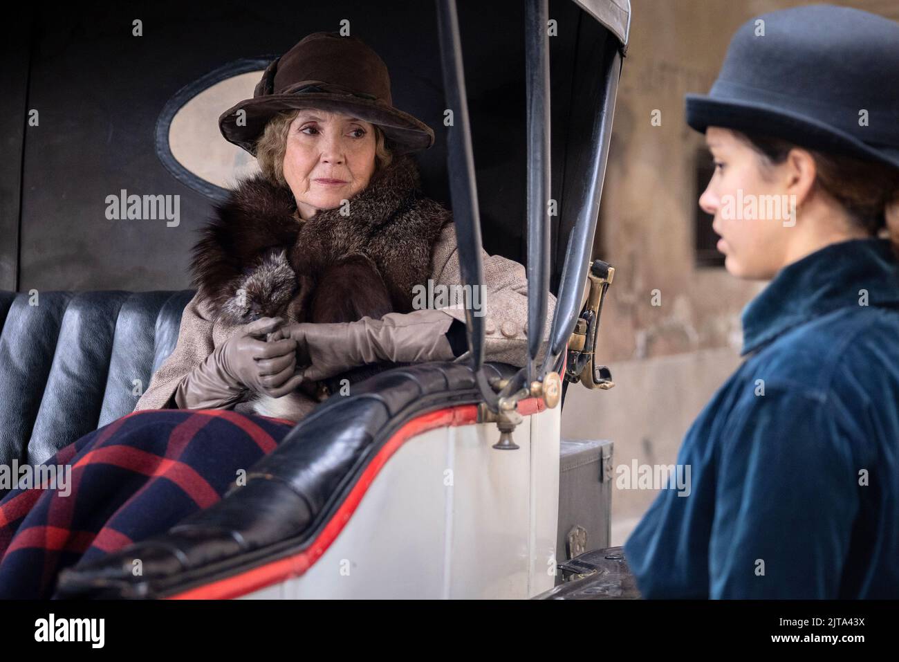 SABINE AZEMA und LINA KHOUDRI in GEHEIMER BEZEICHNUNG (2021) -Originaltitel: LA PLACE D'UNE AUTRE-, Regie AURELIA GEORGES. Bild: Arte France Cinéma / Album Stockfoto