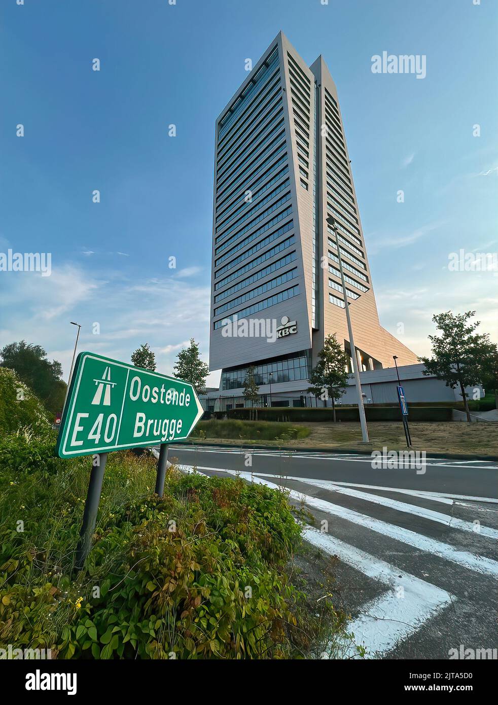 Gent, Oost-Vlaanderen, Belgien 07 20 2022 : Vertikale Ansicht des modernen KBC-Hauptgebäudes vor blauem Himmel Stockfoto