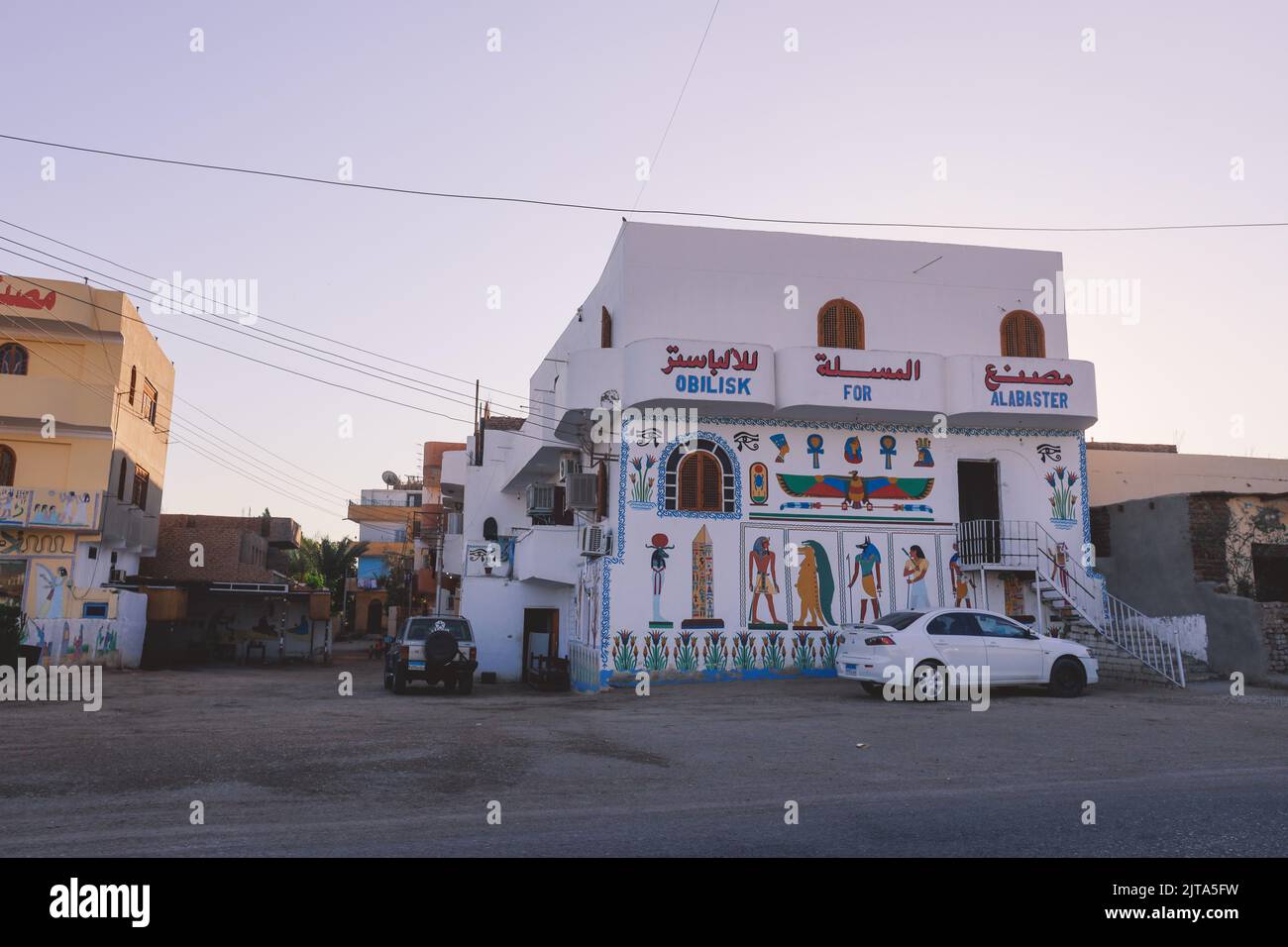 Luxor, Ägypten - 13. November 2020: Lokale ägyptische Gebäude und Sehenswürdigkeiten in der Nähe der Hauptstraße Stockfoto