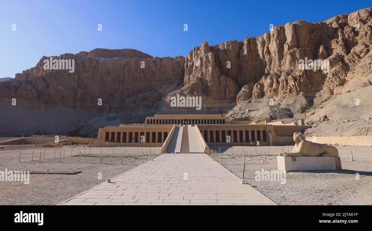 Gelbes öffentliches Fahrzeug, das die Touristen zum Haupteingang des Totentempels der Hatschepsut in der Nähe von Luxor, Ägypten, befördert Stockfoto