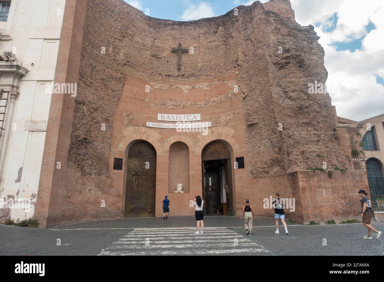 Rom, Italien - August 2022 - Eingangsfassade der Kirche Santa Maria degli Angeli e dei Martiri, die Basilika ist den christlichen Märtyrern gewidmet Stockfoto