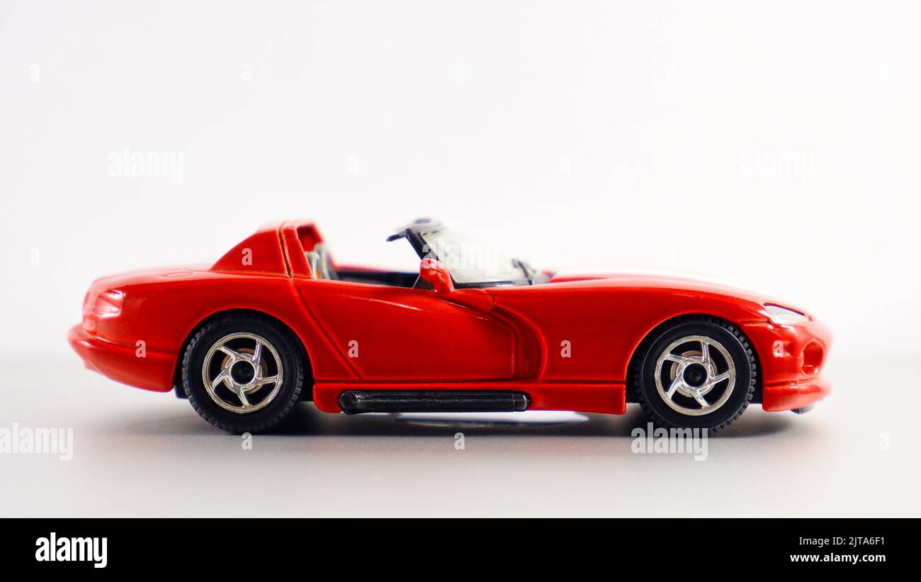 Scale-Modell eines roten Dodge Viper Auto auf weißem Hintergrund Stockfoto