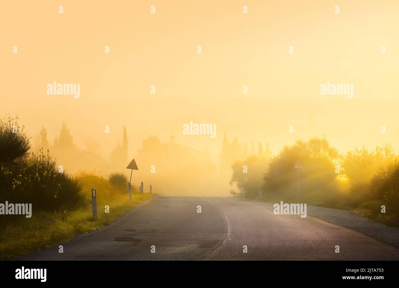 Kunst ländliche Landschaft. Leere Landstraße Sommer nebligen Morgen in italien toskana Stockfoto