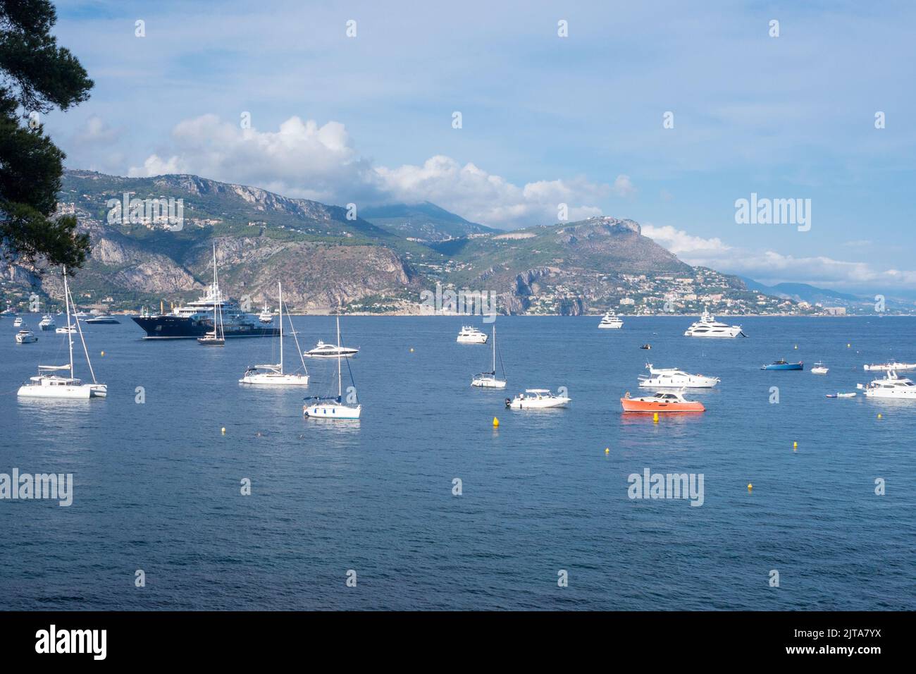 Saint-Jean-Cap-Ferrat, Frankreich, September 2021. Schöne Sicht auf das Meer und die Berge. Azure Coast. Elite-Badeort in der Nähe von Nizza - Paradies gefunden. Stockfoto