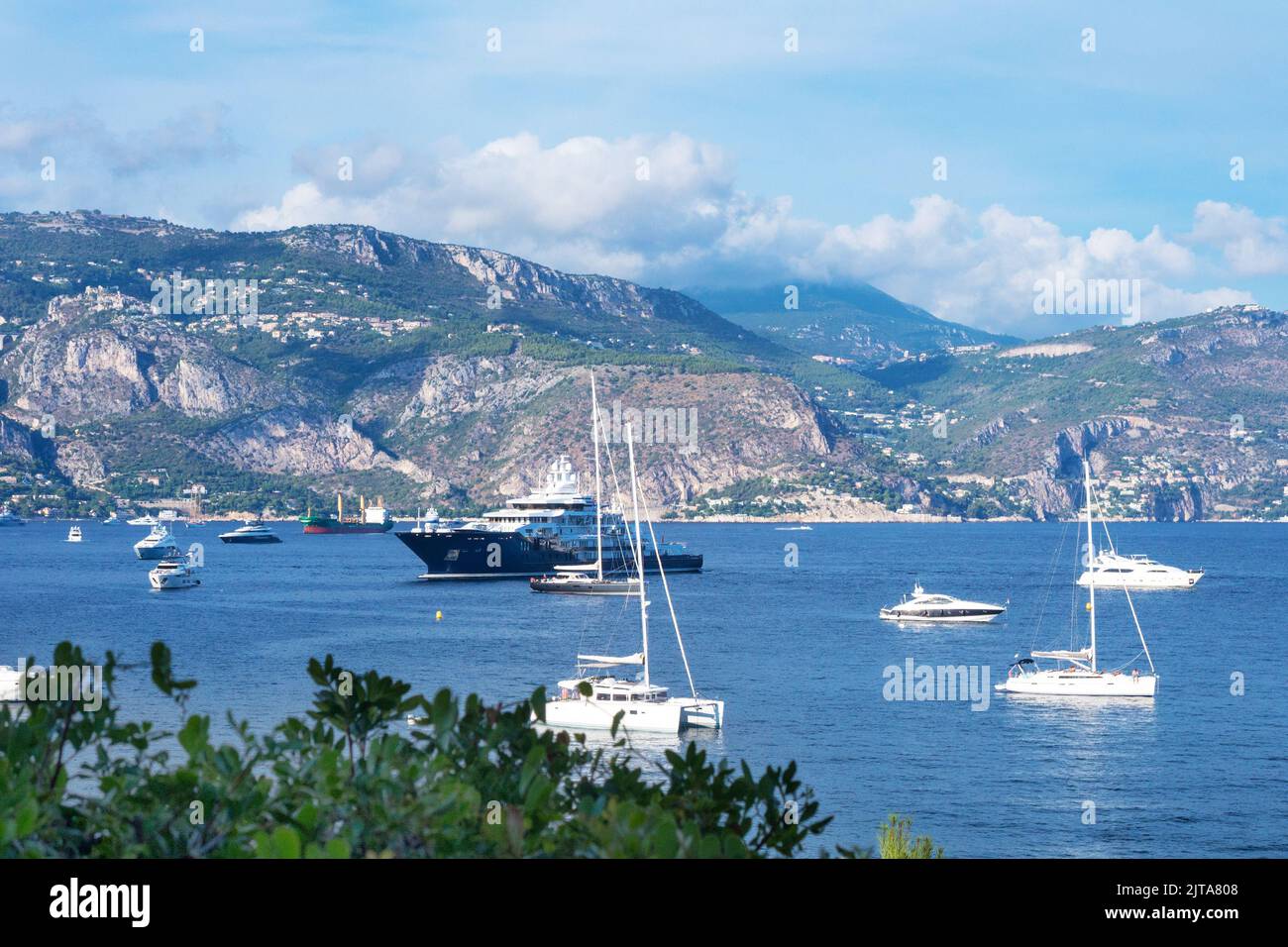 Saint-Jean-Cap-Ferrat, Frankreich, September 2021. Schöne Sicht auf das Meer und die Berge. Azure Coast. Elite-Badeort in der Nähe von Nizza - Paradies gefunden. Stockfoto