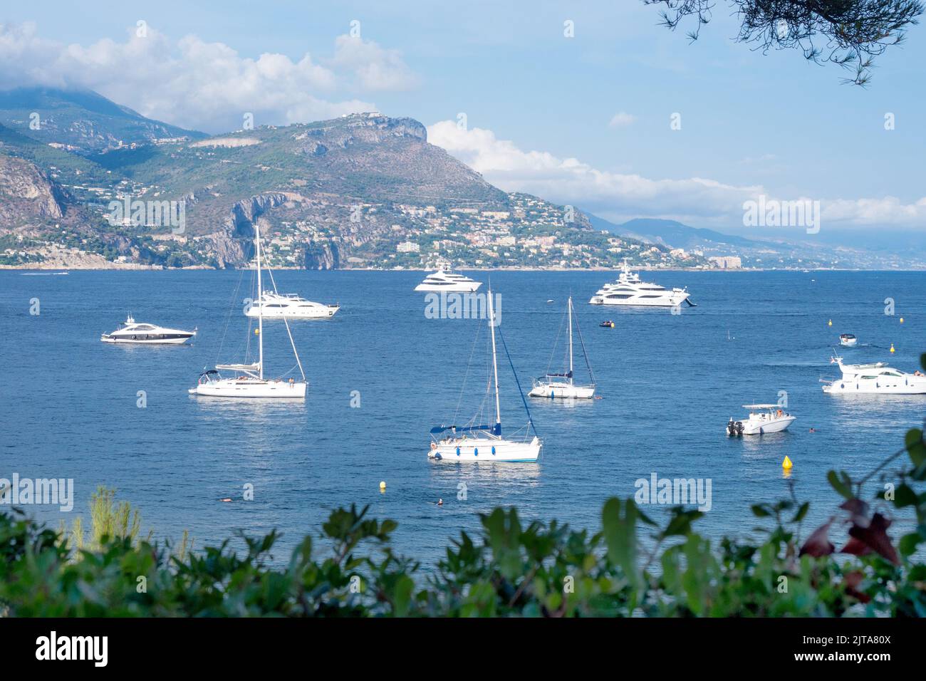 Saint-Jean-Cap-Ferrat, Frankreich, September 2021. Schöne Sicht auf das Meer und die Berge. Azure Coast. Elite-Badeort in der Nähe von Nizza - Paradies gefunden. Stockfoto
