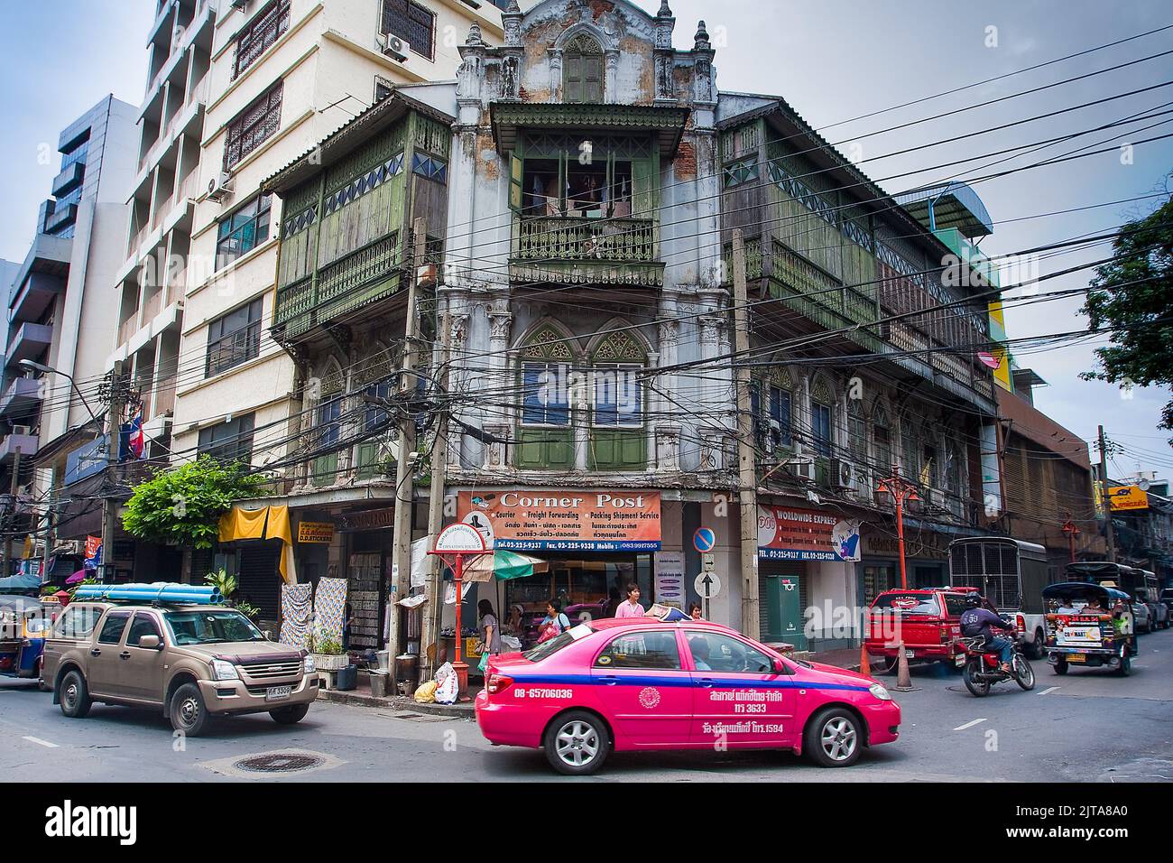 Thailand, Bangkok. Altes historisches Gebäude mit Strom- und Telefonleitungen, die draußen über der Straße hängen. Stockfoto