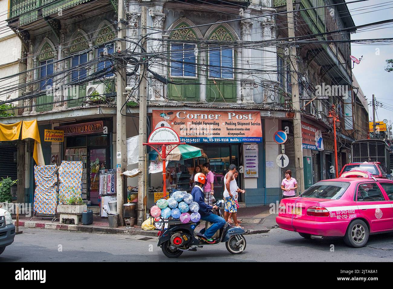 Thailand, Bangkok. Altes historisches Gebäude mit Strom- und Telefonleitungen, die draußen über der Straße hängen. Stockfoto