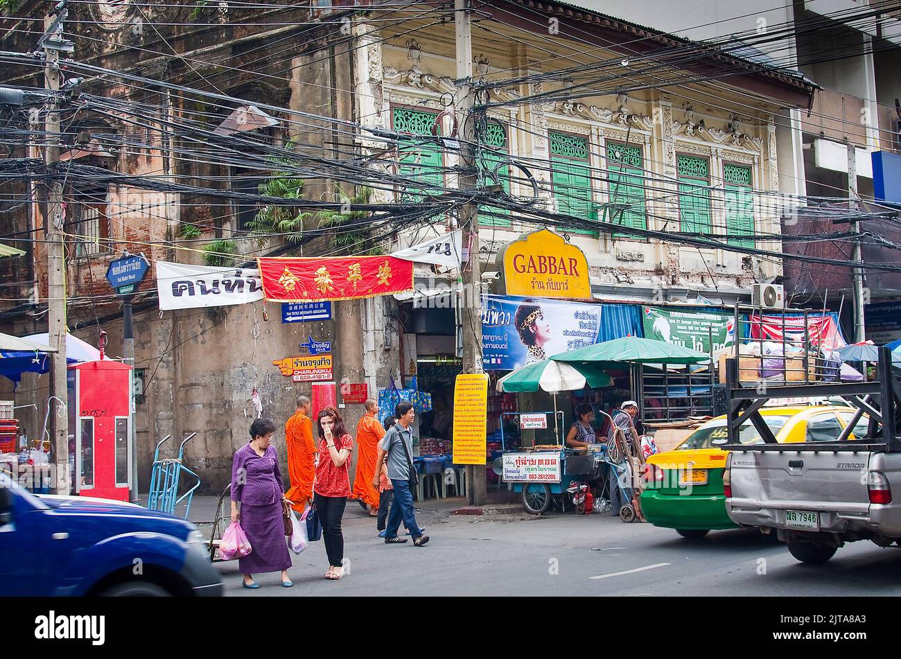 Thailand, Bangkok. Altes historisches Gebäude mit Strom- und Telefonleitungen, die draußen über der Straße hängen. Stockfoto