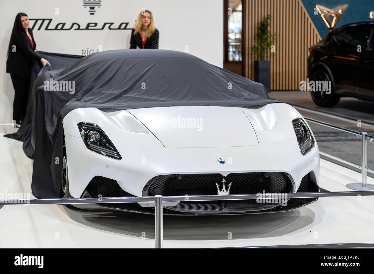 Riga, Lettland, 29. April 2022: Präsentation des weißen italienischen Supersportwagens Maserati MC20 auf der AUTO 2022 Stockfoto