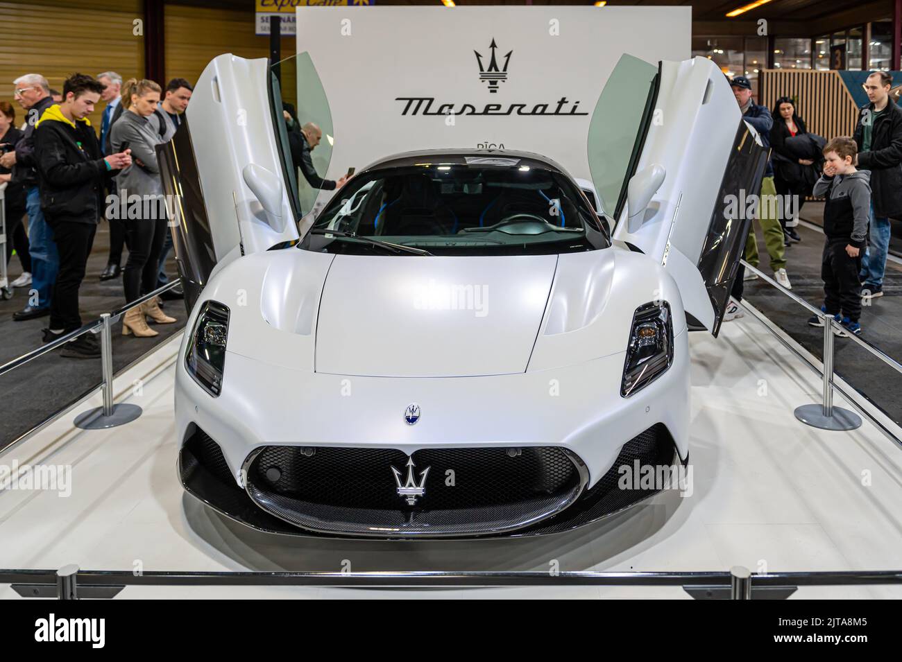 Riga, Lettland, 29. April 2022: Präsentation des weißen italienischen Supersportwagens Maserati MC20 auf der AUTO 2022 Stockfoto
