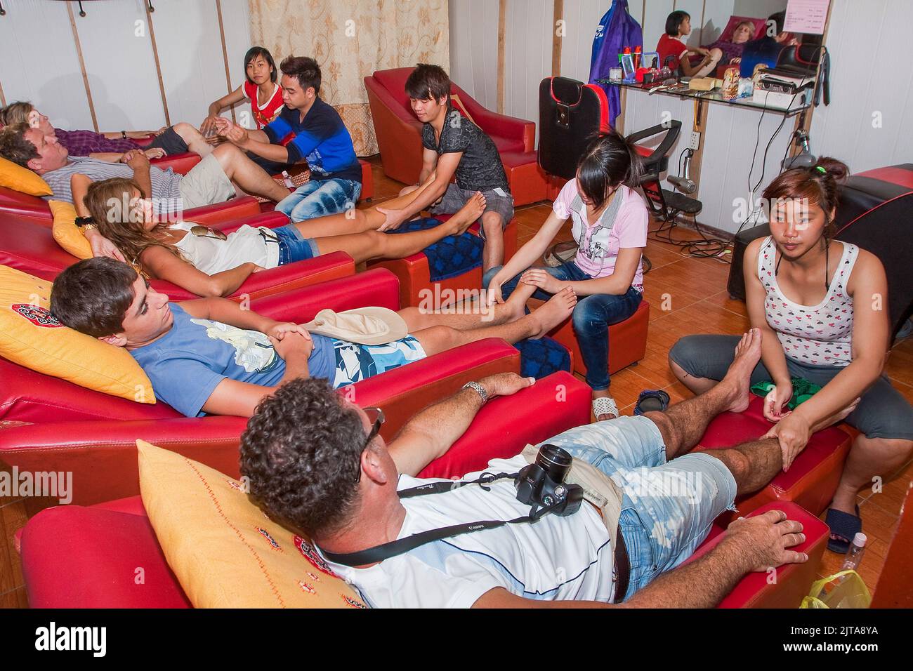 Vietnam, in ganz Südostasien Massage wird für Touristen angeboten. Hier haben die Touristen eine Massage in Sapa. Sapa ist eine Stadt in der Nähe der chinesischen Grenze und p Stockfoto