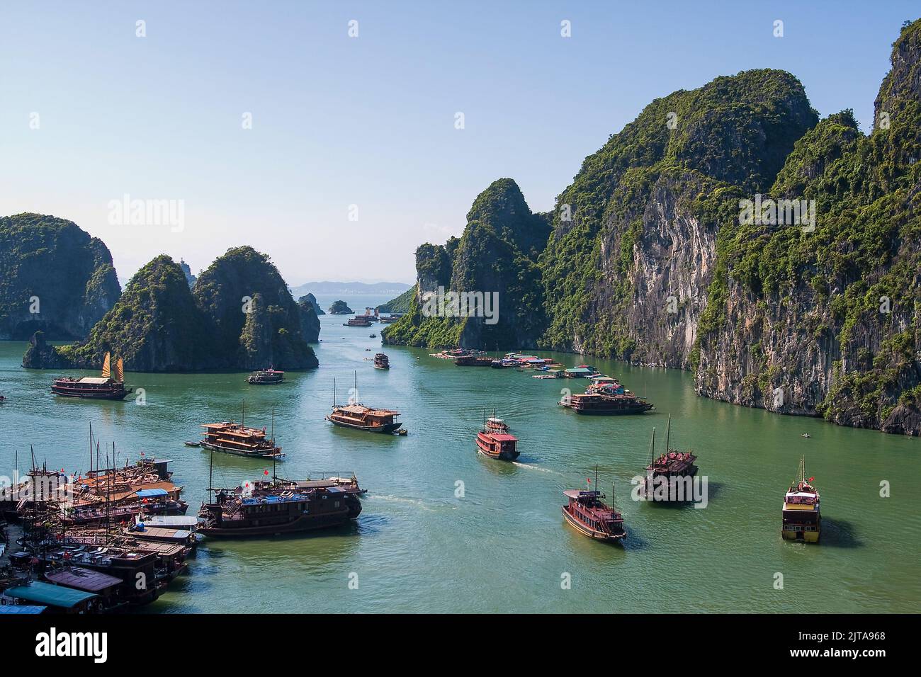 Vietnam, Halong Bay die nördliche Halong Bay Area ist ein UNESCO-Weltkulturerbe. Dieses Gebiet ist voll mit Millionen von Kalksteinfelsen und Inseln Stockfoto