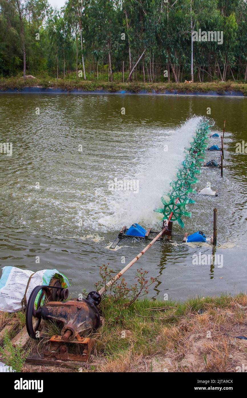 Vietnam, Hoi an Sauerstoff wird in das Wasser dieser Fischteiche gebracht. Stockfoto
