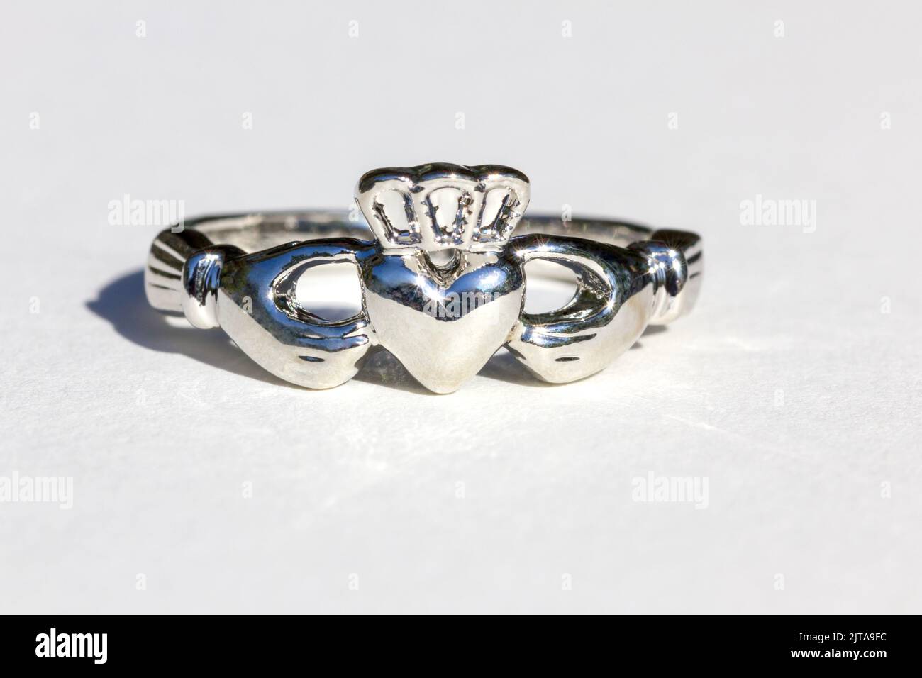Claddagh-Ring. Traditioneller irischer Ring in Form von zwei Händen, die ein herzförmiges Herz halten. Symbol der Liebe, Loyalität und Freundschaft. Stockfoto