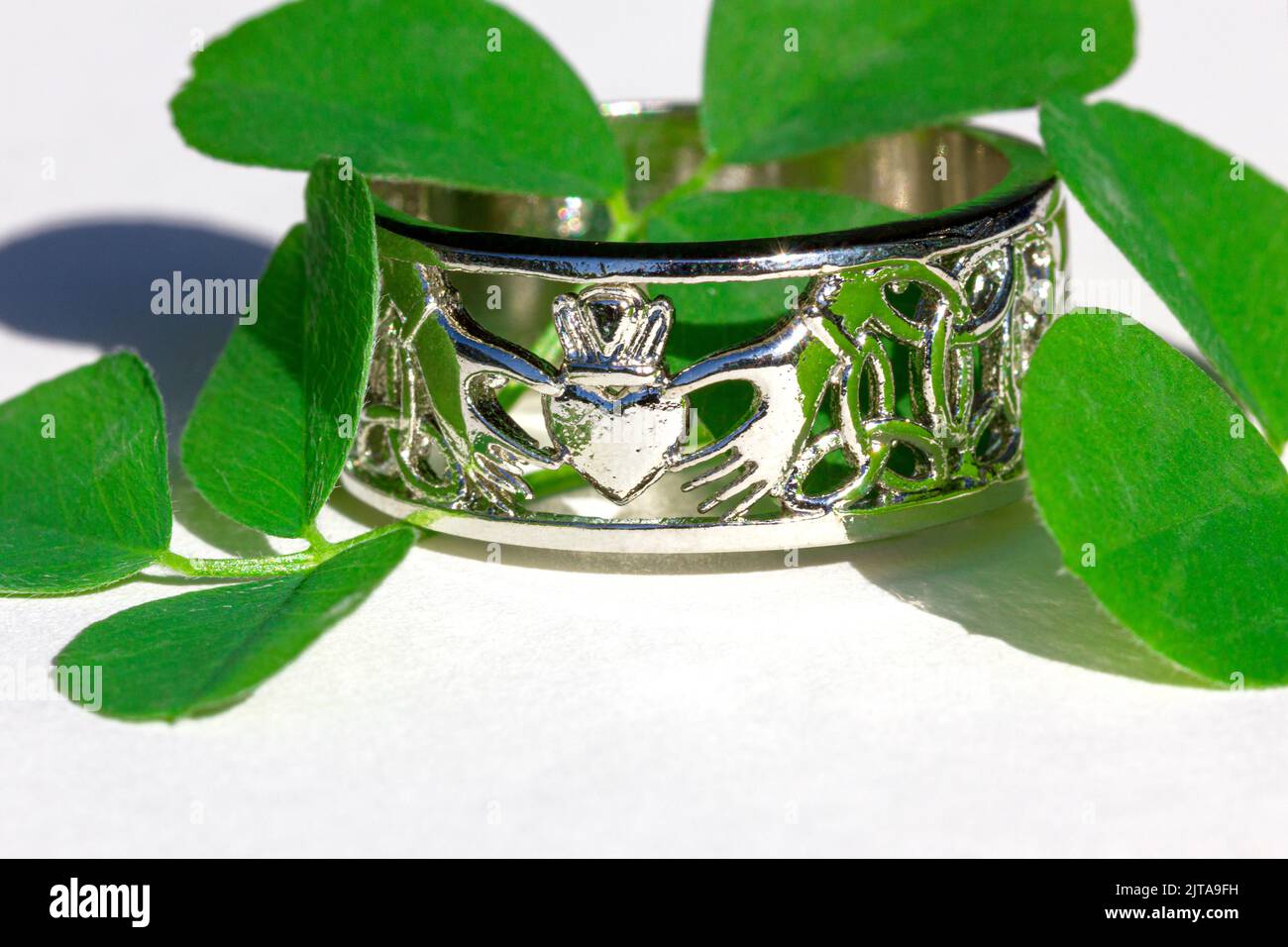 Claddagh-Ring. Traditioneller irischer Ring in Form von zwei Händen, die ein herzförmiges Herz halten. Symbol der Liebe, Loyalität und Freundschaft. Stockfoto