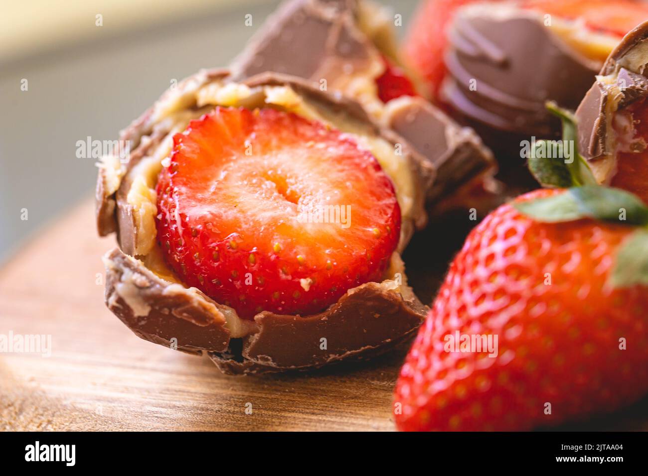 Erdbeerbonbon in Nahaufnahme. Brasilianisch süß. Brasilianisches Dessert mit Namen in brasilianisch-portugiesischer Sprache von Bombom de morango. Stockfoto