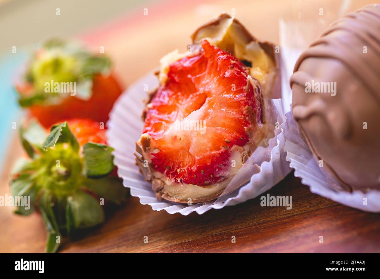 Erdbeerbonbon in Nahaufnahme. Brasilianisch süß. Brasilianisches Dessert mit Namen in brasilianisch-portugiesischer Sprache von Bombom de morango. Stockfoto