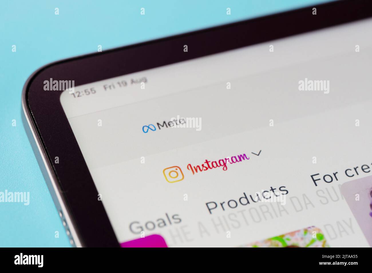 New york, USA - 20. august 2022: Überprüfung von Meta Instagram-Produkten auf dem Tablet-Bildschirm Makro-Nahaufnahme in blauem Hintergrund Stockfoto