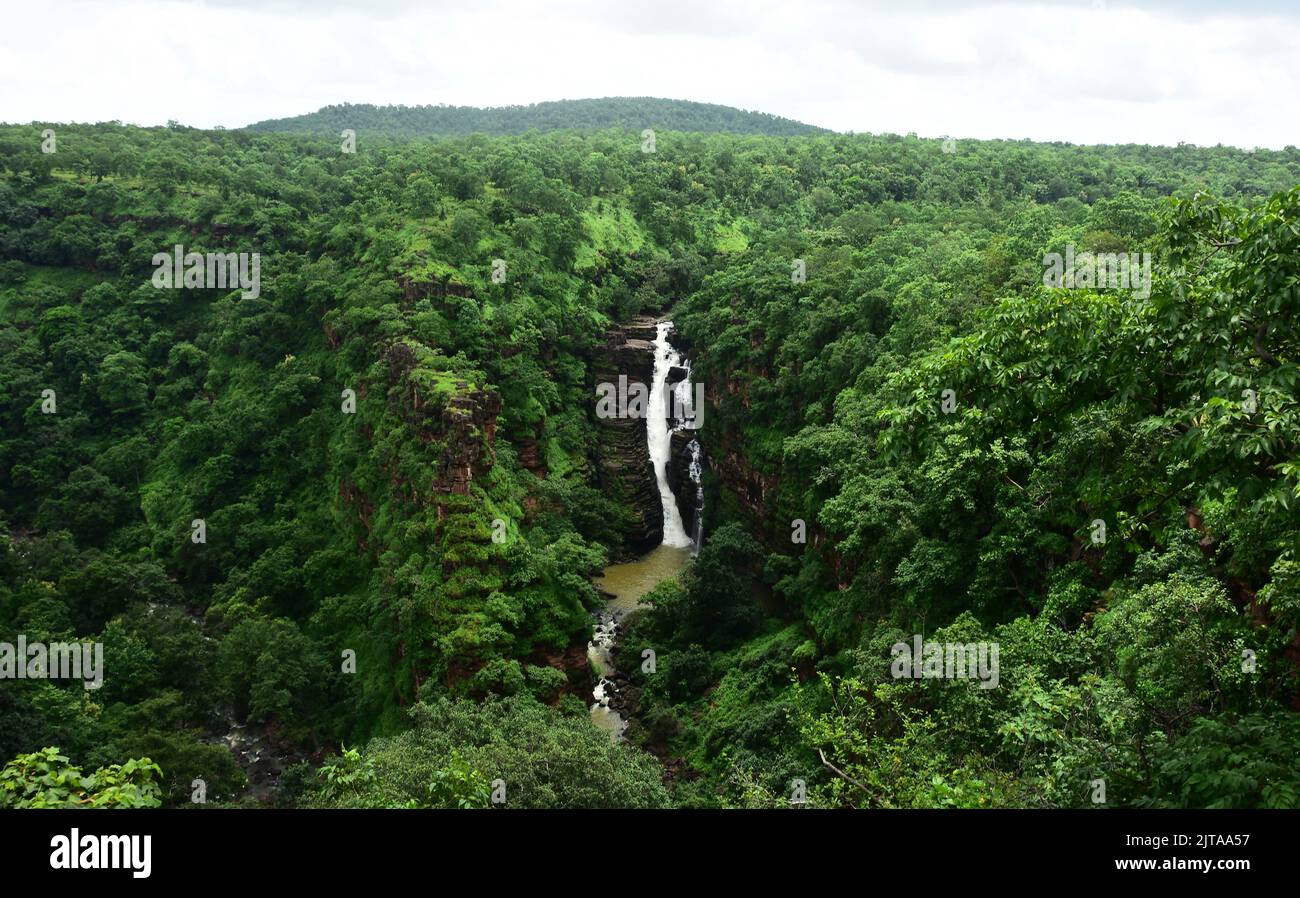 Jabalpur : Ein Blick auf Nidan Wasserfall nach Monsunregen am Stadtrand von Jabalpur, Mittwoch, 24. August 2022. Foto von - Uma Shankar Mishra Stockfoto