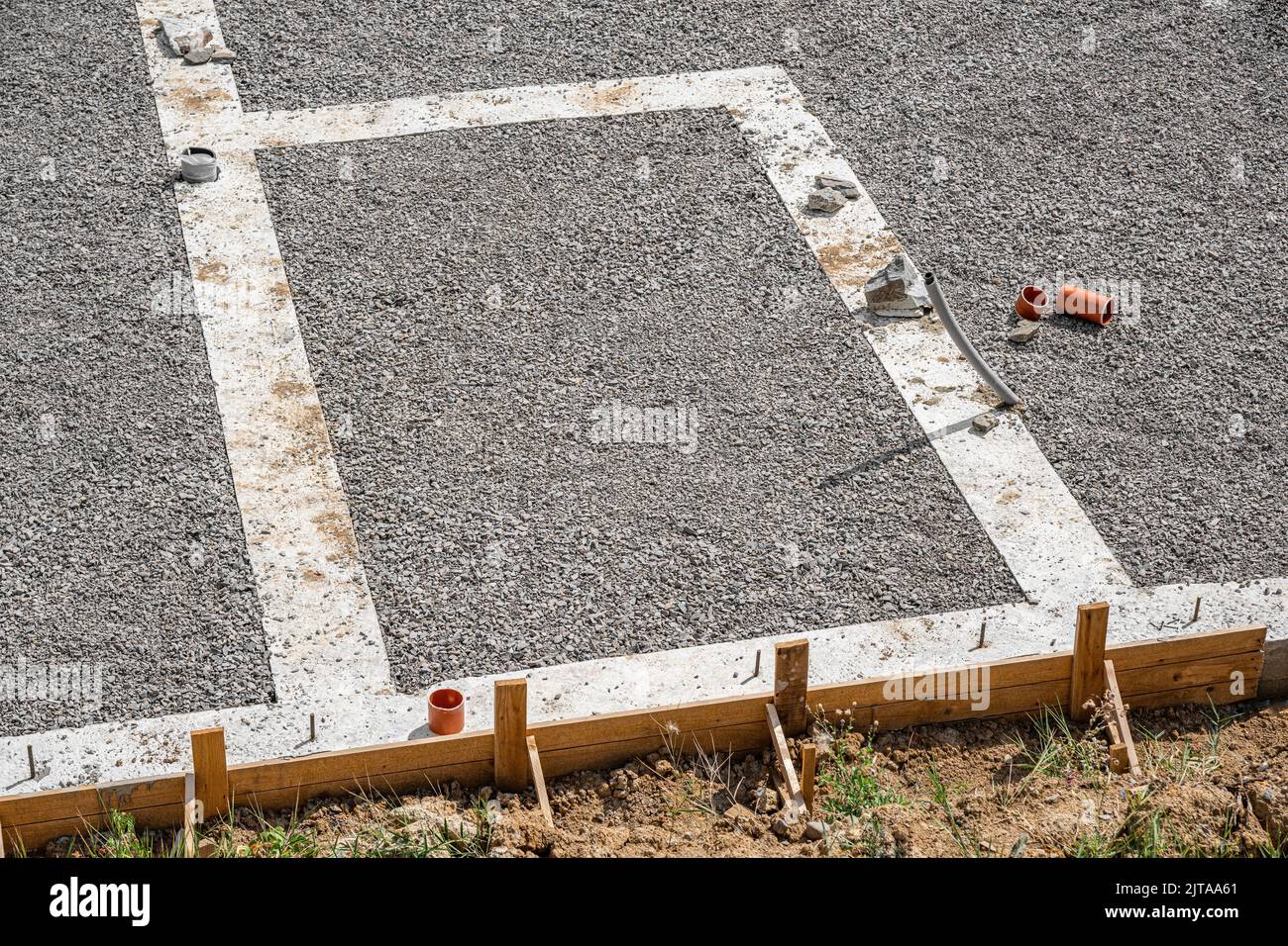 Betonfundament und Rückfüllung von Schutt. Stockfoto