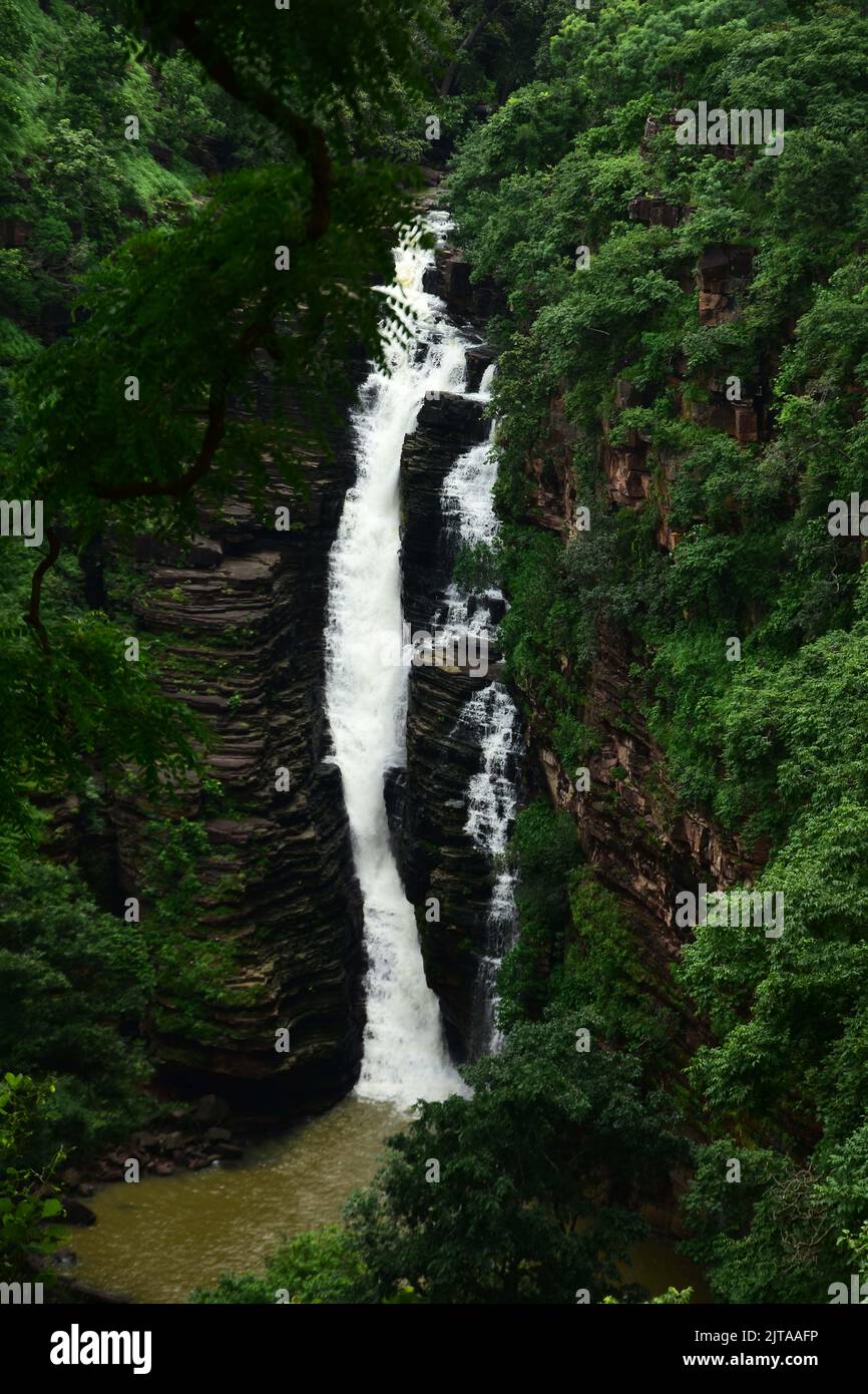 Jabalpur : Ein Blick auf Nidan Wasserfall nach Monsunregen am Stadtrand von Jabalpur, Mittwoch, 24. August 2022. Foto von - Uma Shankar Mishra Stockfoto