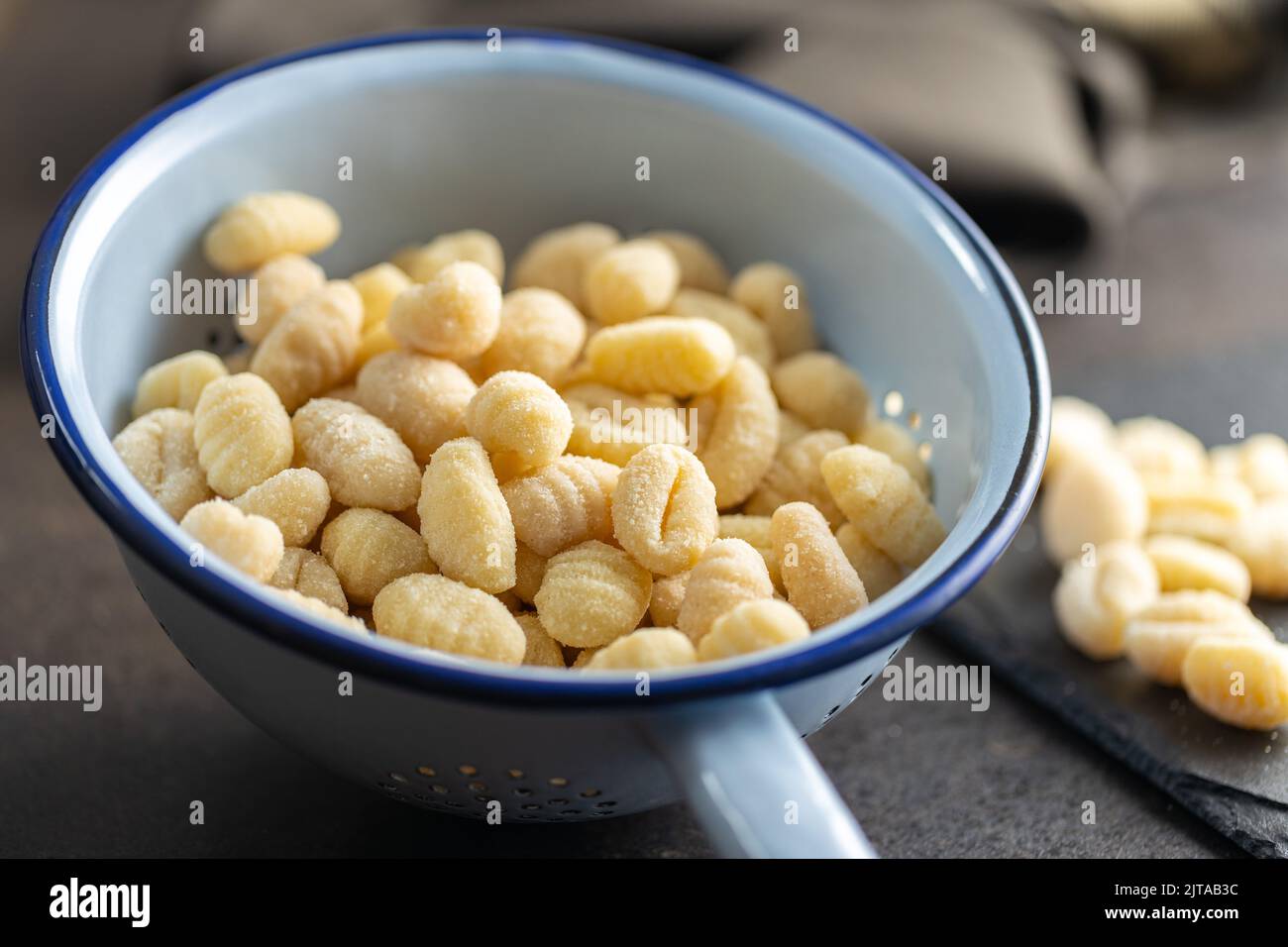 Ungekochte Kartoffelgnocchi in einem Sieb. Leckeres italienisches Essen. Stockfoto
