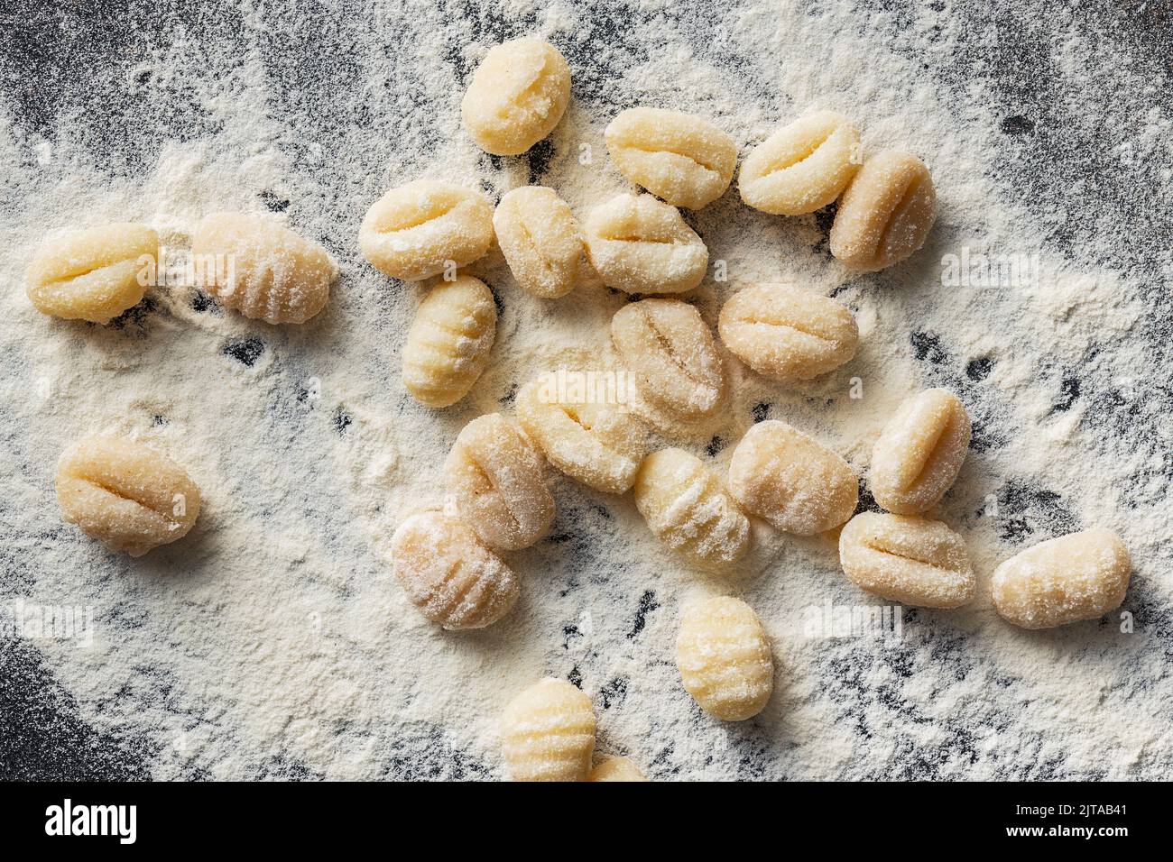 Ungekochte Kartoffelgnocchi auf einem Küchentisch. Leckeres italienisches Essen. Draufsicht. Stockfoto