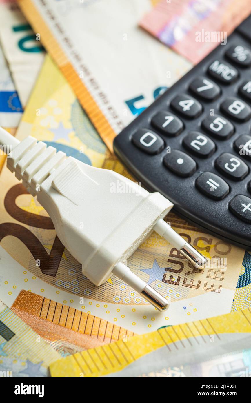 Stecker, Rechner und Euro-Geld. Konzept der steigenden Strompreise. Stockfoto