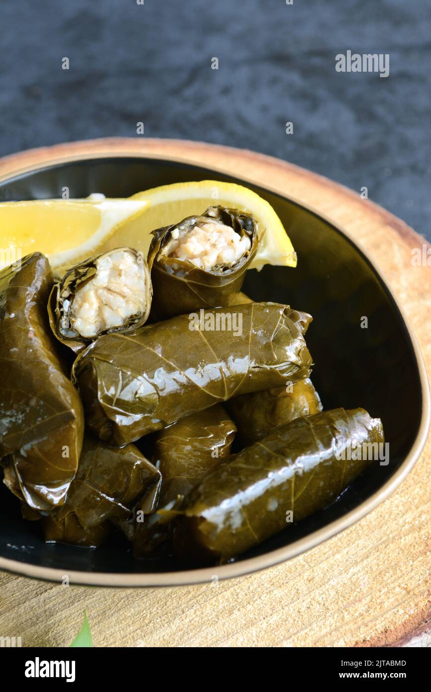 Grape Leaf gefüllt mit Reis serviert mit Zitrone. Traditionelle griechische Küche Stockfoto