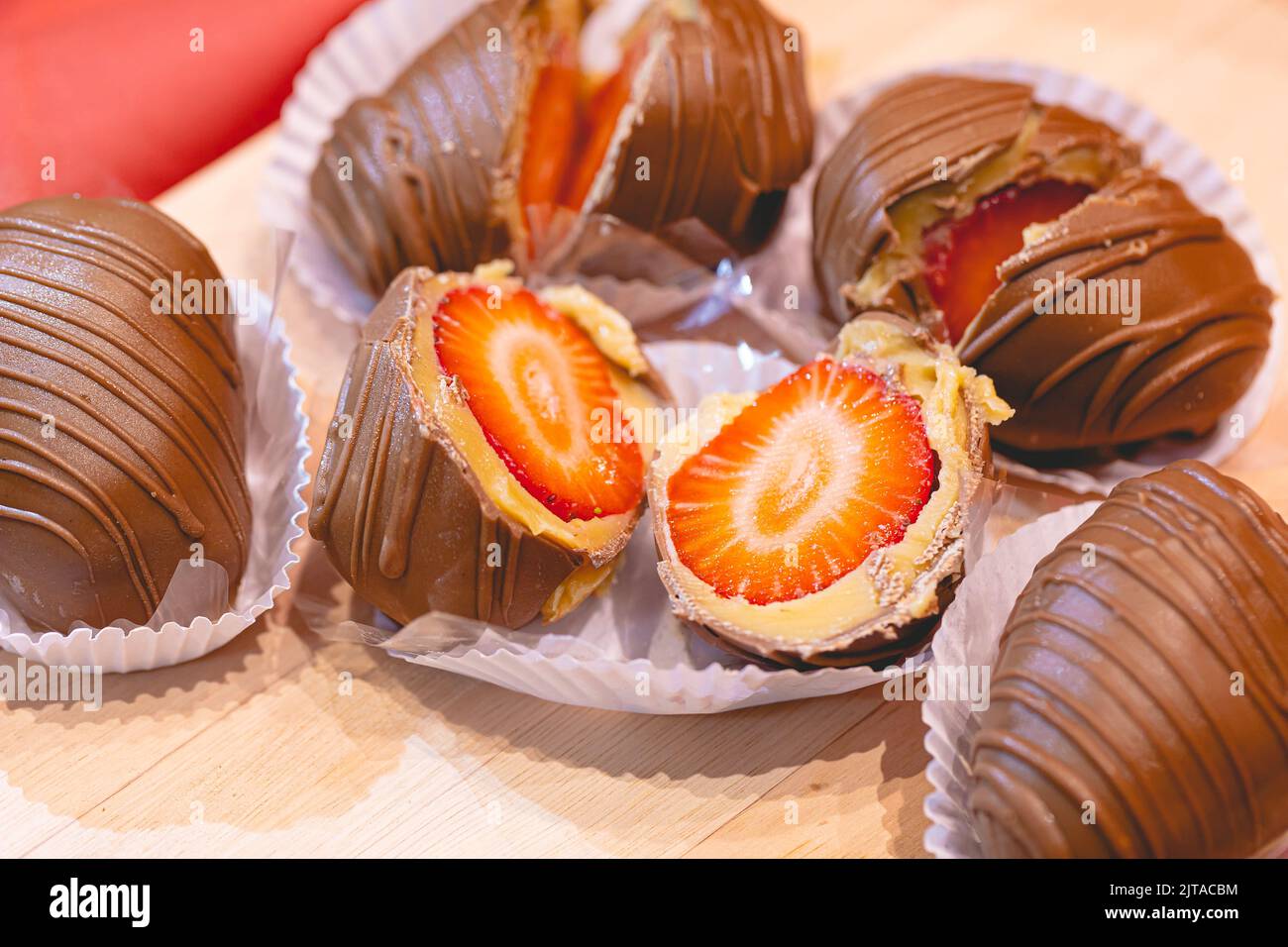 Erdbeerbonbon in Nahaufnahme. Brasilianisch süß. Brasilianisches Dessert mit Namen in brasilianisch-portugiesischer Sprache von Bombom de morango. Stockfoto