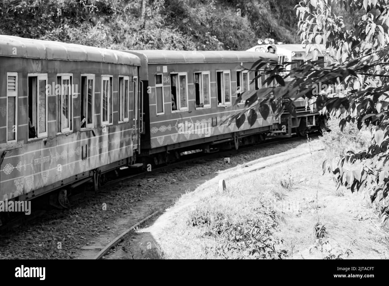 Toy Train bewegt sich auf Berghang, schöne Aussicht, eine Seite Berg, eine Seite Tal bewegt sich auf der Eisenbahn auf den Hügel, inmitten grüner Naturwald.Spielzeug t Stockfoto