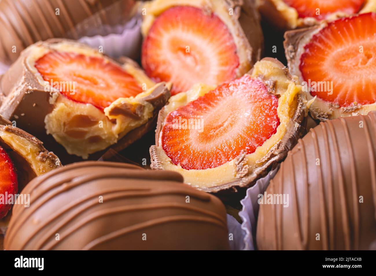 Erdbeerbonbon in Nahaufnahme. Brasilianisch süß. Brasilianisches Dessert mit Namen in brasilianisch-portugiesischer Sprache von Bombom de morango. Stockfoto