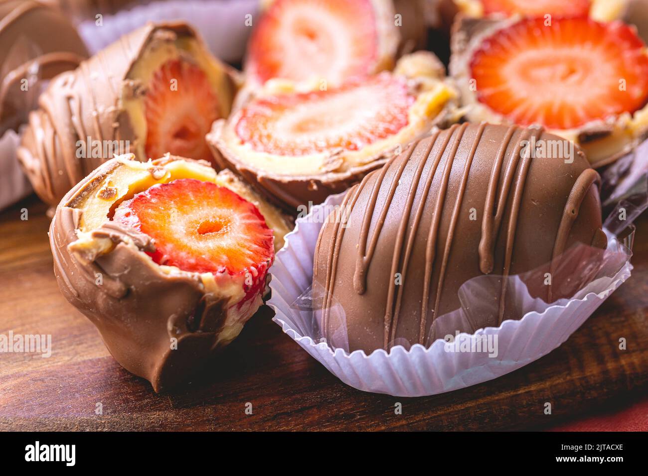 Erdbeerbonbon in Nahaufnahme. Brasilianisch süß. Brasilianisches Dessert mit Namen in brasilianisch-portugiesischer Sprache von Bombom de morango. Stockfoto