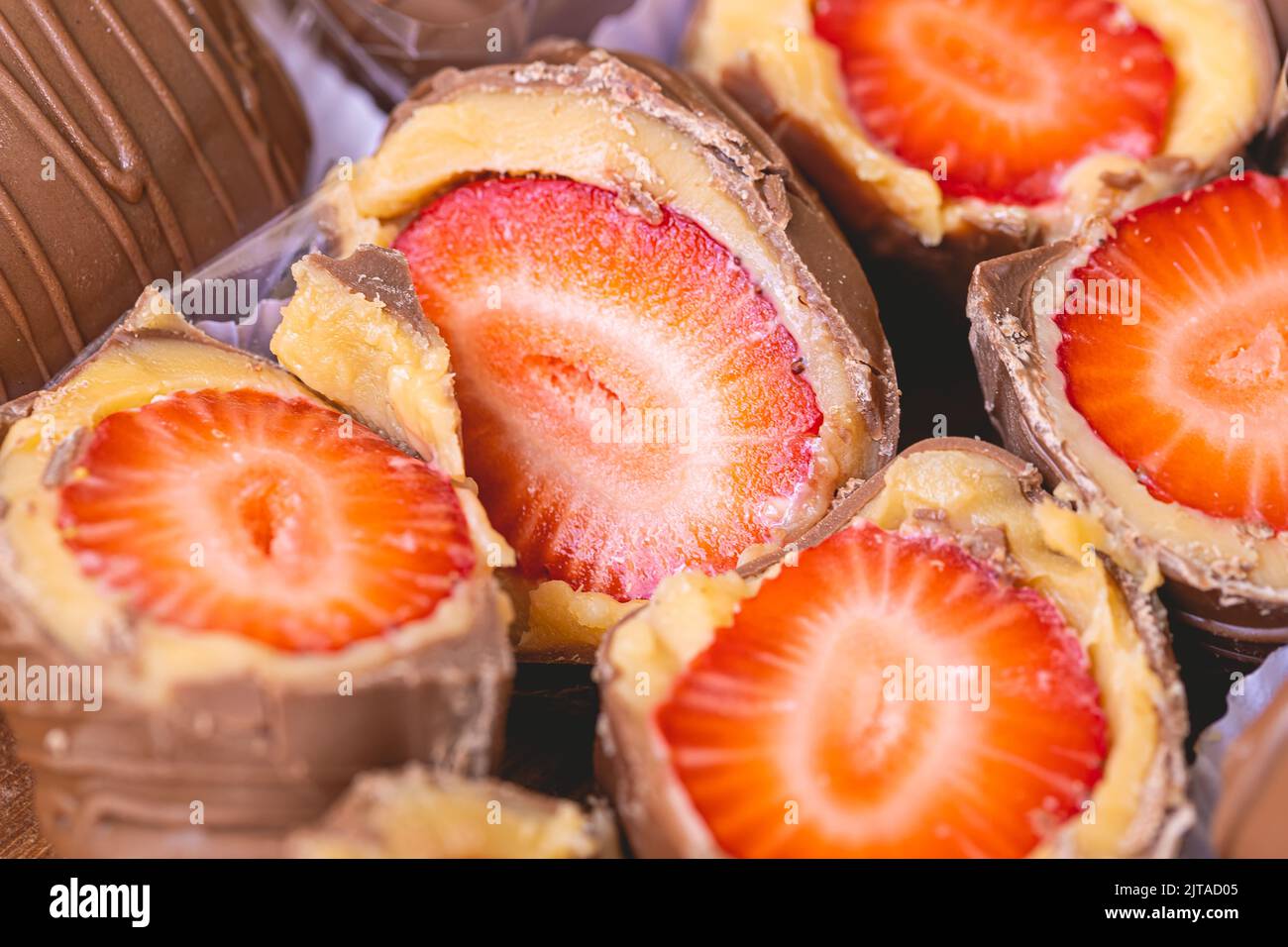Erdbeerbonbon in Nahaufnahme. Brasilianisch süß. Brasilianisches Dessert mit Namen in brasilianisch-portugiesischer Sprache von Bombom de morango. Stockfoto