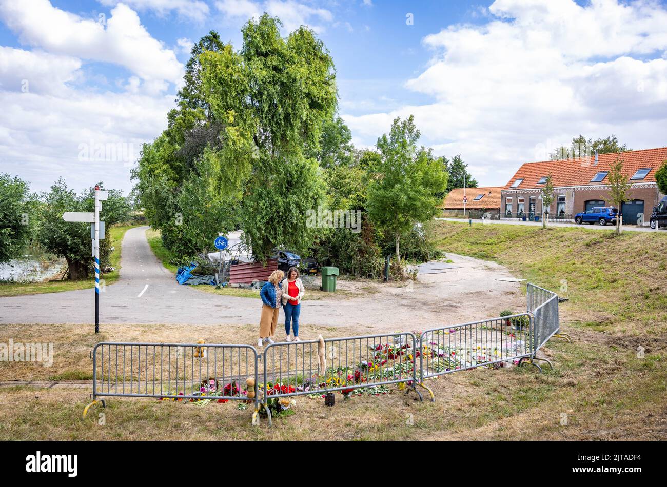 NEW BEIJERLAND - Niederlande, 2022-08-29 14:20:39 NEW BEIJERLAND - Blumen an einer temporären Gedenkstätte, die den Opfern des tödlichen Unfalls im Dorf Zuidzijde gewidmet ist, bei dem sechs Menschen getötet und sieben verletzt wurden. ANP JEFFREY GROENEWEG niederlande Out - belgien Out Stockfoto