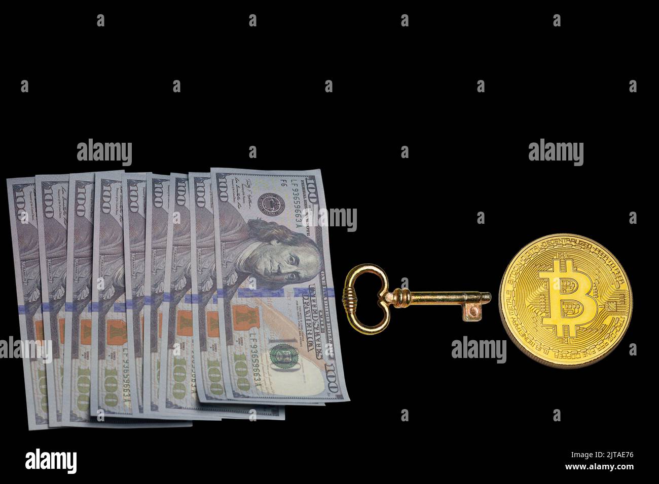 Bitcoin, Dolar Sicherheitskonzept. Goldmünze mit Schlüssel isoliert auf schwarzem Hintergrund Stockfoto