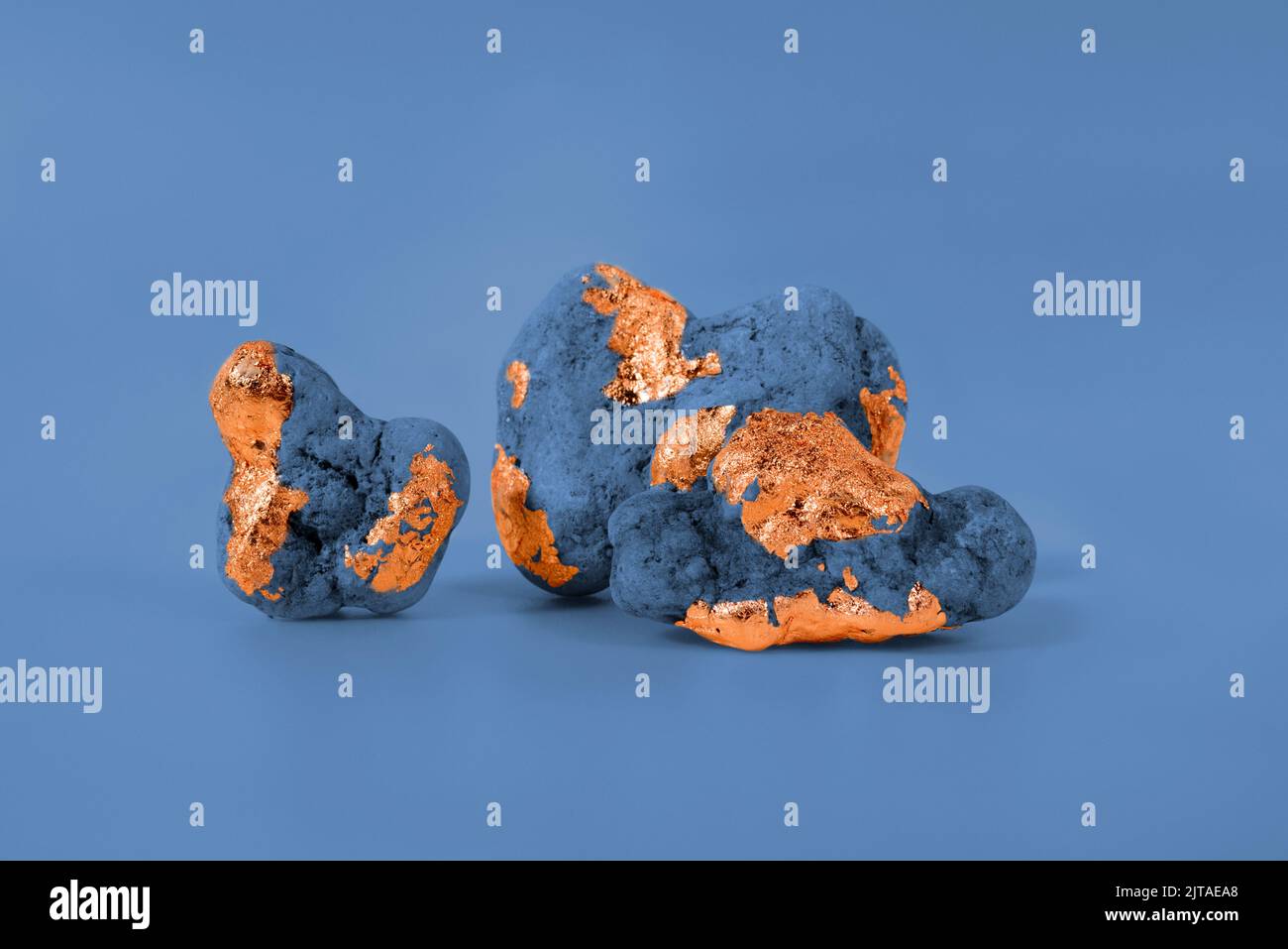 Minimalistisch Blau Getönten Hintergrund Mit Natürlichen Meeressteinen Mit Gold Verziert. Gut für die Produktanzeige. Stockfoto