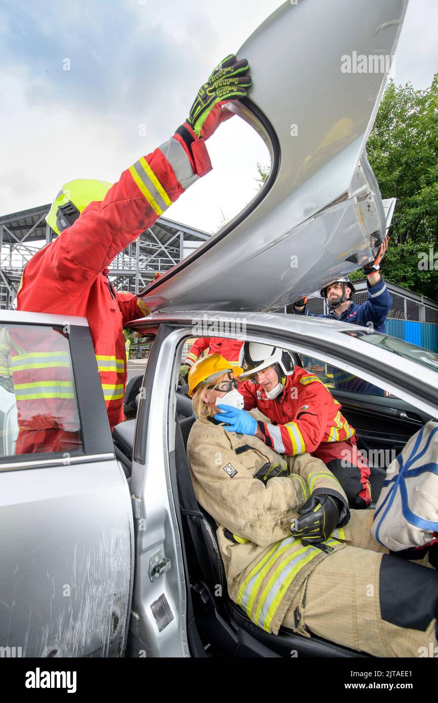 Feuerwehrleute üben im Cardiff Gate Training Center mit Spezialausrüstung das Herausziehen eines Stativs im Fahrer, der Sensoren trägt. Stockfoto