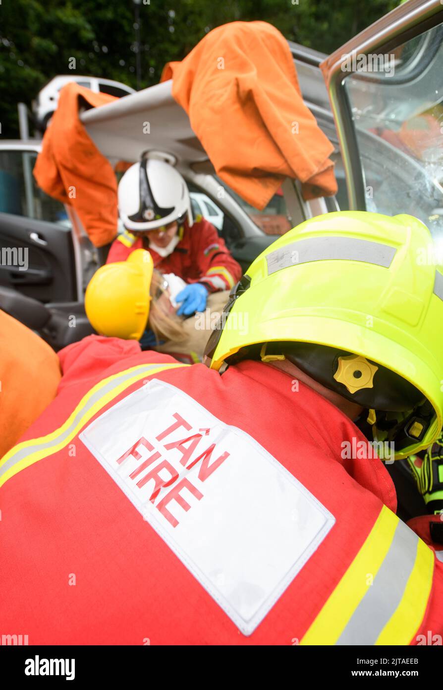 Feuerwehrleute üben im Cardiff Gate Training Center mit Spezialausrüstung das Herausziehen eines Stativs im Fahrer, der Sensoren trägt. Stockfoto