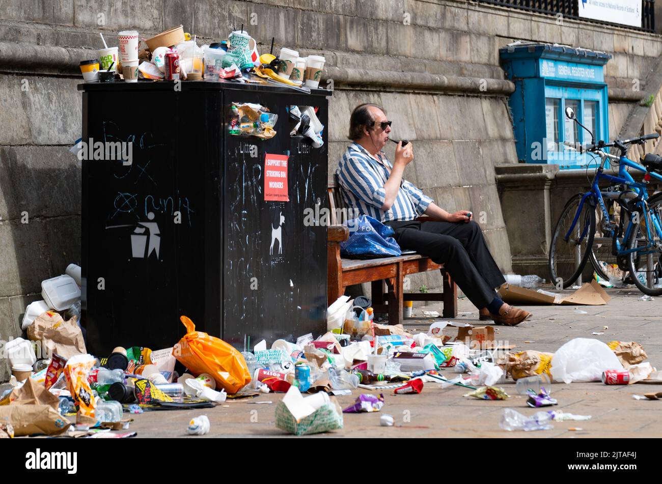 Edinburgh, Schottland, Großbritannien. 29.. August 2022. In der zweiten Woche streiken Müllmänner aus Edinburgh, und die Straßen der Stadt sind mit Abfall aus überlaufenen Mülltonnen bedeckt. Iain Masterton/Alamy Live News Stockfoto