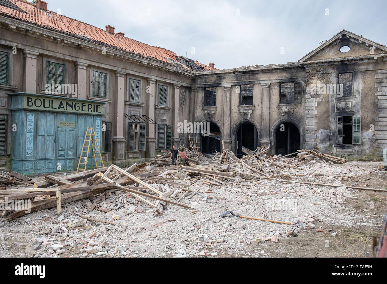 Das Hotel Grand, eine Ruine aus dem Heimatkrieg von 1991, wird die Ruinen aus dem Zweiten Weltkrieg in einem neuen Film darstellen. Alles wird langsam für die Dreharbeiten vorbereitet und obwohl nicht viele Details bekannt sind, ist bekannt, dass die Ruinen einer der Orte sein werden, an denen die Dreharbeiten in der zweiten Septemberhälfte stattfinden werden.der Film wird über den legendären Fotografen des Vogue-Magazins Lee Miller, Die von Kate Winslet (46) gespielt wird. Der Film wird auch am 29. August mit Jude Law (49) und Marion Cotillard (46) in Dubrovnik, Kroatien, in den Hauptrolle aufgeführt. 2022. Foto: Grgo Jelavic/PIXSELL Stockfoto