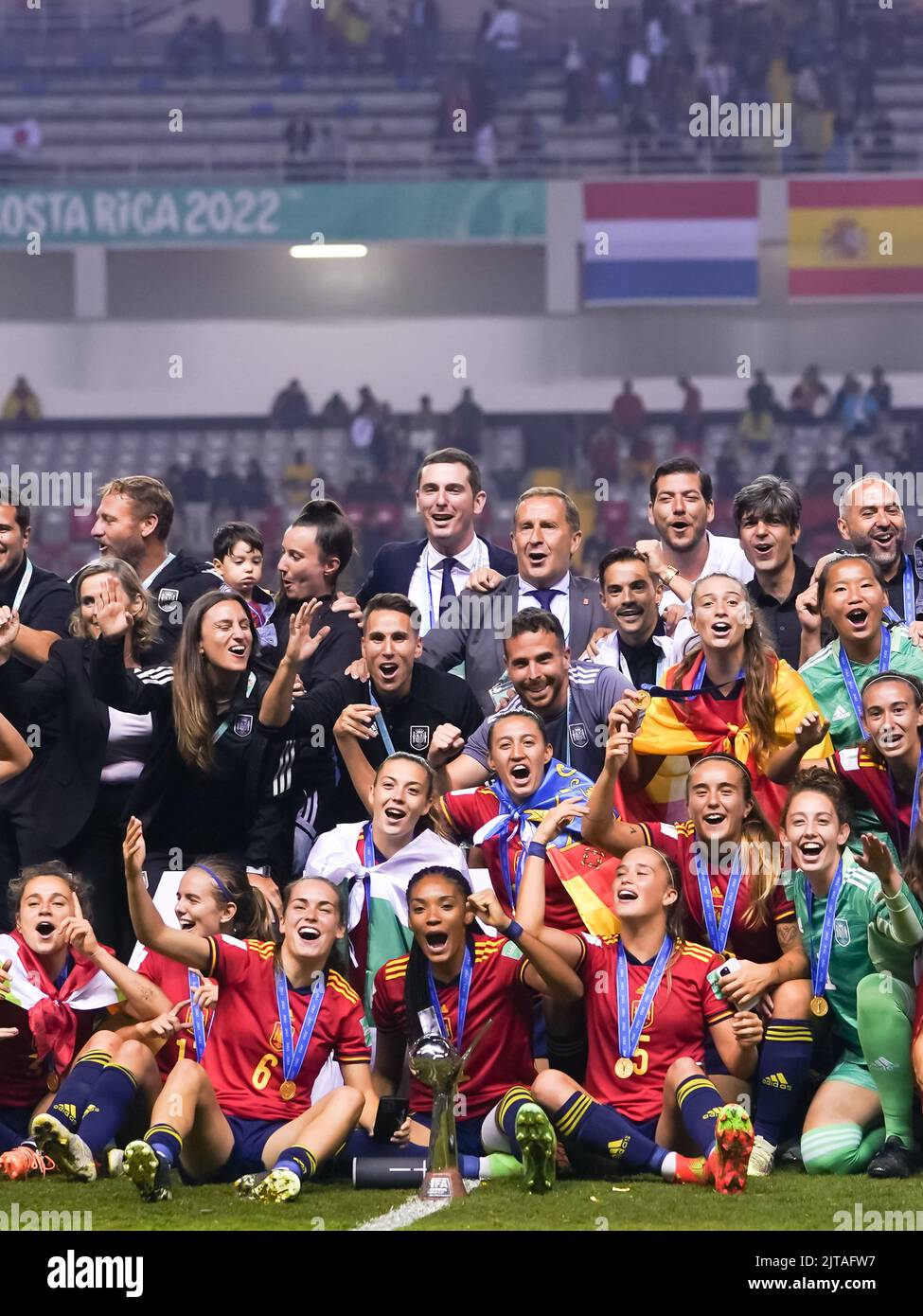 San Jose, Costa Rica. 28. August 2022. San Jose, Costa Rica, August 28. 2022: Spanische Spieler feiern ihre Goldmedaille während der Trophäe- und Medaillenzeremonie beim FIFA U20 Womens World Cup Costa Rica 2022 Turnier nach dem Fußballfinale zwischen Spanien und Japan im Estadio Nacional in San Jose, Costa Rica. (Daniela Porcelli/SPP) Quelle: SPP Sport Press Foto. /Alamy Live News Stockfoto