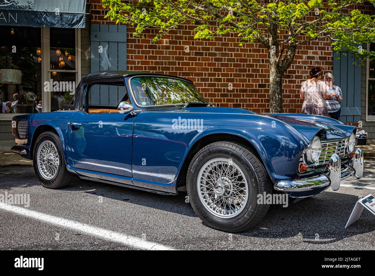 Highlands, NC - 10. Juni 2022: Low Perspective Front Corner view 1963 Triumph TR4 Cabrio von A auf einer lokalen Automobilmesse. Stockfoto