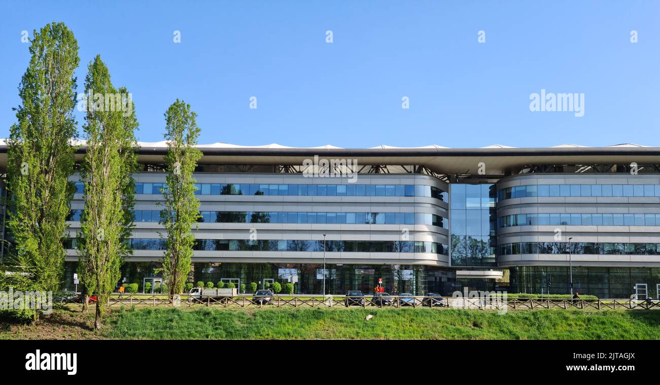Der Campus Luigi Einaudi ist ein sehr moderner architektonischer Komplex am Fluss Dora, Sitz der Universität Turin Stockfoto